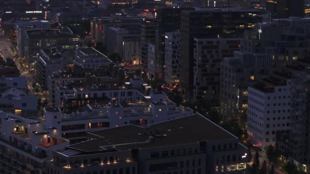 Akşam Şehrinin Üzerinden Modern Yerleşim Yerlerindeki Yollar Tramvay Rayları Ağaçlarla — Stok video