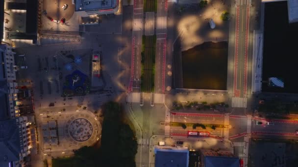 Aydınlanmış Caddelerin Şehir Merkezindeki Binaların Üzerinde Uçun Metropolis Yüksek Açılı — Stok video