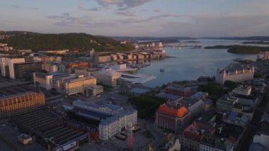 Eski rıhtım rıhtımlarındaki modern kentsel kentin hava kaydırak ve pan görüntüsü. Altın saatinde körfezin panoramik manzarası. Oslo, Norveç.