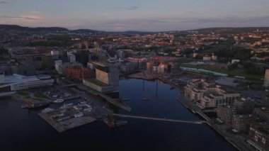 Modern tasarım Munch müzesi gün batımında şehrin körfezinde. Kıyı şeridi boyunca yerleşim yeri. Oslo, Norveç.