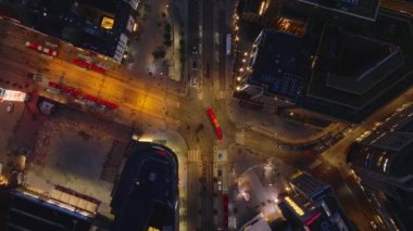 Jernbanetorget nakil düğümünün akşamları en üstte yükselen görüntüleri. Tramvaylar ve arabalar kavşaktan geçiyor. Oslo, Norveç.