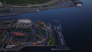 Sorenga 'nın yüksek açılı manzarası, eski liman. Rıhtımdaki modern yerleşim bölgesi. Konteynır terminali ve bağlantı noktasını yukarı kaldır. Oslo, Norveç.