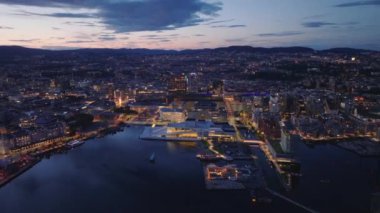 Rıhtımdaki trend kent bölgesindeki modern şehir gelişiminin hava panoramik görüntüleri. Akşam karanlığında şehir manzarası. Oslo, Norveç.