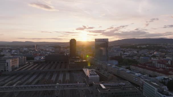 火车站和周围现代高层写字楼的空中滑翔机和平板电视画面在夕阳的天空中映衬着 挪威奥斯陆 — 图库视频影像