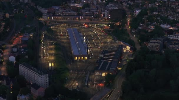 Vue Aérienne Dépôt Ferroviaire Entouré Arrondissement Urbain Nuit Trains Voyageurs — Video