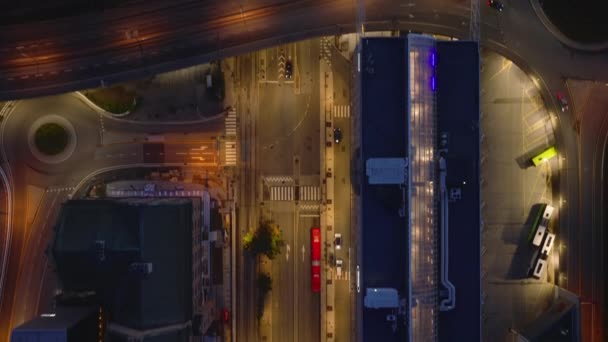 Akşam Kentinde Caddelerin Binaların Kuş Bakışı Görüntüleri Aydınlatılmış Yol Modern — Stok video