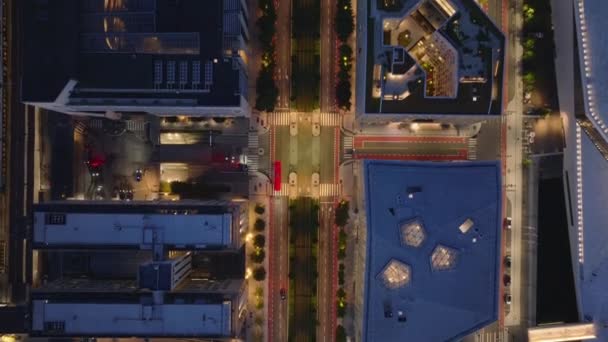 Yükseklikten Modern Akşam Şehri Binaların Tepesinden Aşağı Trafik Ile Aydınlatılmış — Stok video