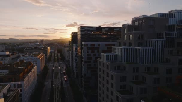 Filmagem Ascendente Aérea Edifícios Apartamentos Bairro Urbano Residencial Revelando Pôr — Vídeo de Stock