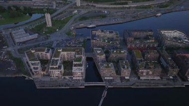Suni yarımadadaki modern çok katlı binalarla Sorenga yerleşim merkezinin yüksek açılı manzarası. Oslo, Norveç.
