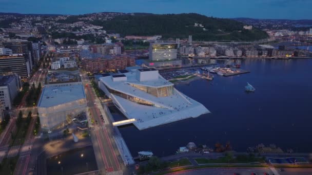 Letecký Snímek Pánev Moderního Designu Operahuset Oslo Nábřeží Soumraku Lidé — Stock video