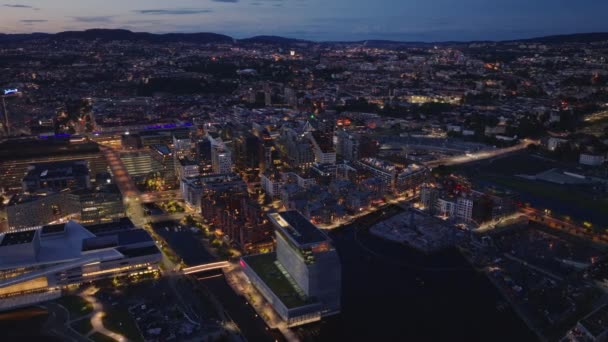 夕暮れ時の大都市の空中パノラマビュー ウォーターフロントの近代都市バラ 街灯が公共の場を照らしています オスロ ノルウェー — ストック動画