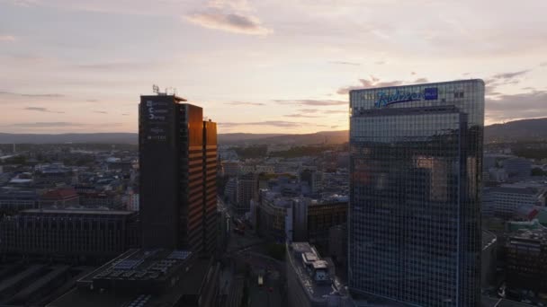 Dopředu Létají Mezi Moderními Výškovými Budovami Velkém Městě Romantický Západ — Stock video