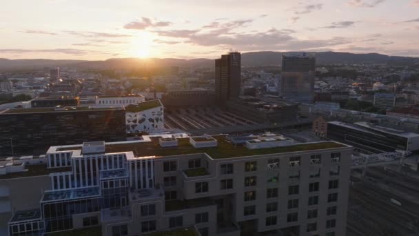 Αεροφωτογραφία Των Κτιρίων Στην Πόλη Ηλιοβασίλεμα Αποκαλύπτοντας Τις Γραμμές Και — Αρχείο Βίντεο