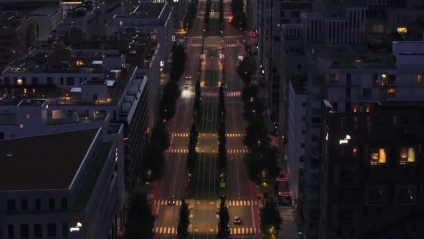 Gece Trafiği Olan Geniş Caddenin Yüksek Açılı Görüntüsü Yukari Egilerek — Stok video