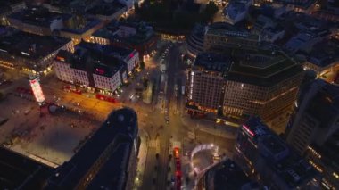 Akşam kentinde yüksek açılı tramvay ve otobüs manzarası. Metropolis 'te toplu taşıma. Oslo, Norveç.