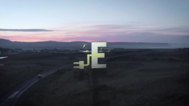 Hava kararınca kırsalın üstünde uç. Elektrik ve elektrohareketlilik, BEV 'in bilgisayar grafikleri. Araba yolda gidiyor. İzlanda.