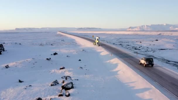 Luchtfoto Van Langzaam Rijdend Offroad Voertuig Ijzige Landweg Winterlandschap Computer — Stockvideo