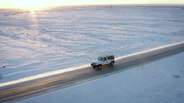 Veicolo Fuoristrada Che Guida Strada Attraverso Paesaggio Invernale Nordico Grande — Video Stock