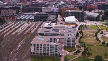 Merkez tren istasyonunun çevresindeki modern şehir gelişiminin hava görüntüleri. Şehirdeki sanat tasarım binaları. Helsinki, Finlandiya.