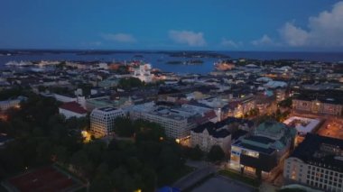 Şehir manzaralı, aydınlık manzaralı, Budling 'li, sokaklı ve meydanlı akşam panoramik görüntüleri. Arka planda adalar olan bir körfez. Helsinki, Finlandiya.