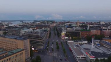 Alacakaranlıkta ticari şehir ilçesinin hava panoramik manzarası. Şehir merkezine yakın dükkanları ve mağazaları olan bir mahalle. Helsinki, Finlandiya.