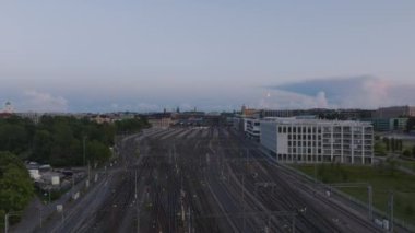 Gün batımında Central tren istasyonundaki pist ve platformların havadan yükselen görüntüleri. Ulaşım ve lojistik konsepti. Helsinki, Finlandiya.