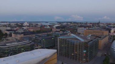 Merkez tren istasyonu çevresindeki modern şehir merkezindeki binaların hava görüntüleri. Gün batımından sonra şehir manzarası. Helsinki, Finlandiya.
