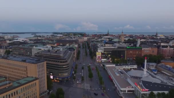 黄昏时城市商业区的空中全景 市中心附近有商店和百货商店 芬兰赫尔辛基 — 图库视频影像