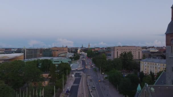 有塔楼的国家博物馆的历史建筑四处飞扬 正在重建的城市和街道的空中景观 芬兰赫尔辛基 — 图库视频影像