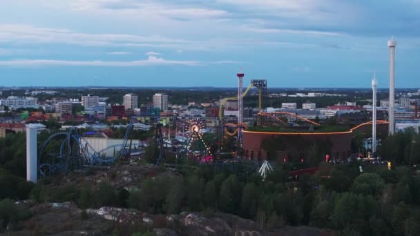 游乐园景点彩灯的空中景观 林纳迈基和城市背景 芬兰赫尔辛基 — 图库视频影像