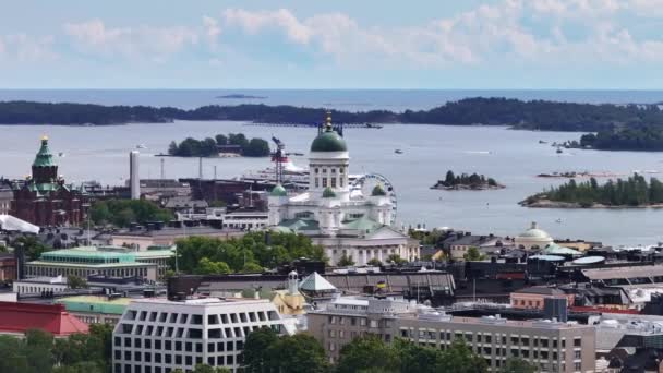 Luftaufnahmen Der Kathedrale Von Helsinki Und Der Meeresbucht Mit Inseln — Stockvideo
