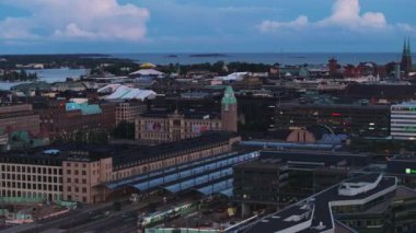 Gün batımından sonra şehir merkezindeki merkez tren istasyonunun ve binaların hava görüntüleri. Helsinki, Finlandiya.