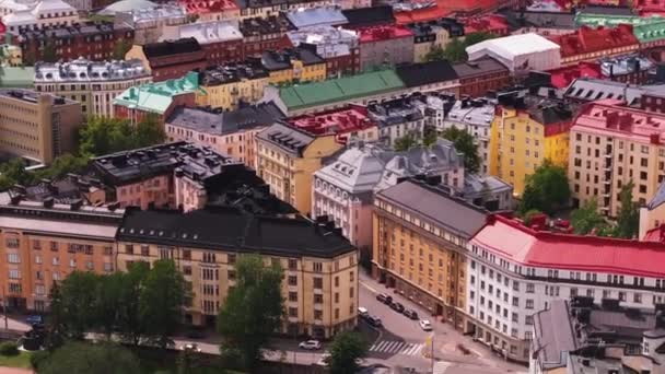 城市居民小区多层公寓楼的滑移与平移 城市的彩色立面和屋顶 芬兰赫尔辛基 — 图库视频影像