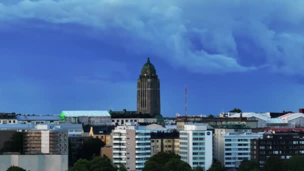 Nagranie Lotu Ptaka Kościoła Kallio Potężną Wieżą Rozwój Miasta Miejskiej — Wideo stockowe