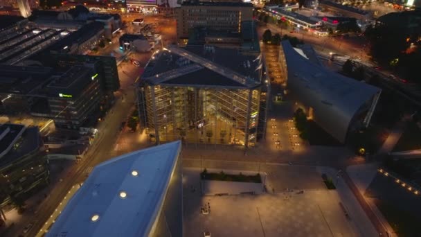 近代的な都市のボロに鋼鉄およびガラス設計の建物の高い角度の眺め 夜の街並みを明らかにした ヘルシンキ フィンランド — ストック動画