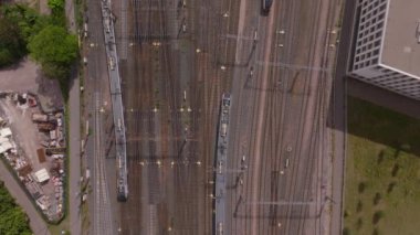 Şehirdeki geniş bir pistin kuş bakışı görüntüsü. Banliyö treninin şalterlerden geçişini izliyorum. Ulaşım ve lojistik konsept. Helsinki, Finlandiya.