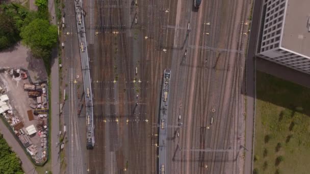 鳥の目は都市の広範なトラックヤードのショット スイッチを通過する通勤列車の追跡 輸送と物流コンセプト ヘルシンキ フィンランド — ストック動画