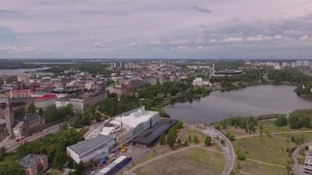前进方向飞越绿地和芬兰迪亚大厅的会议和湖边的活动场所 芬兰赫尔辛基 — 图库视频影像