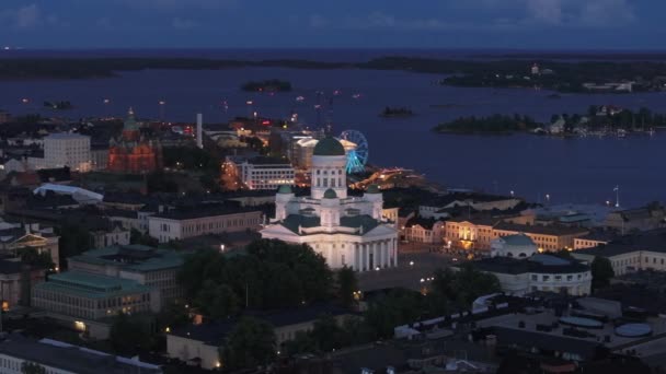Zdjęcia Lotnicze Oświetlonej Katedry Helsinkach Okolicznych Budynków Centrum Miasta Wieczorem — Wideo stockowe