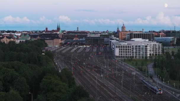 Luftaufnahmen Vom Belebten Hauptbahnhof Berufsverkehr Züge Die Der Abenddämmerung Auf — Stockvideo