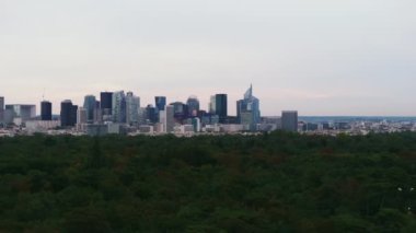 Bois de Boulogne üzerindeki La Defense iş merkezindeki gelecekçi şehir gelişimi. Modern yüksek katlı ofis kuleleri. Paris, Fransa.