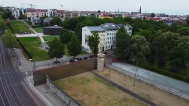 Berlin Duvarı Anıtı 'nın havadan görünüşü. Orijinal duvar ve Uzlaşma Şapeli' nin bir parçası. Arka planda şehir merkezindeki apartmanlar. Berlin, Almanya.