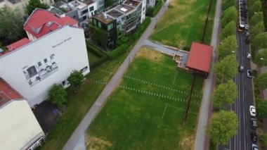 Berlin Duvarı Anıtı 'nın hava görüntüleri. İki farklı dünya arasındaki sınırın olduğu yer. Modern şehir gelişimine sahip yerleşik şehir ilçesi. Berlin, Almanya.