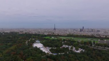 Metropolün havadan panoramik görüntüsü. Ünlü manzaralı şehir manzarası, popüler Eyfel Kulesi. Paris, Fransa.