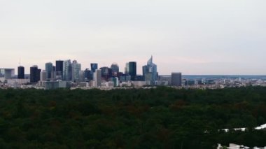 Modern iş merkezinin ve parktaki ağaçların havadan yükselen görüntüleri. Modern La Defense şehir ilçesi. Paris, Fransa.