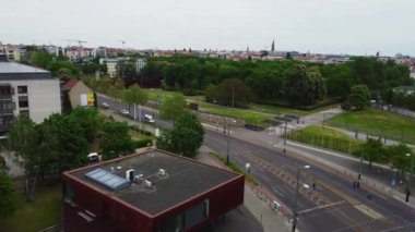 Ziyaretçi Merkezi ve Berlin Duvarı 'nın üzerinden uç. Berlin 'in bölünmesinin anısına dikilmiş tarihi bir anıt. Berlin, Almanya.