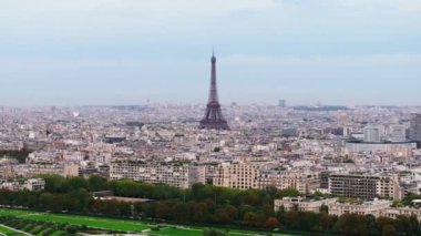 Ünlü Eyfel Kulesi 'nin hava görüntüleri. Turistik yerler ve metropoldeki popüler yerler. Paris, Fransa.