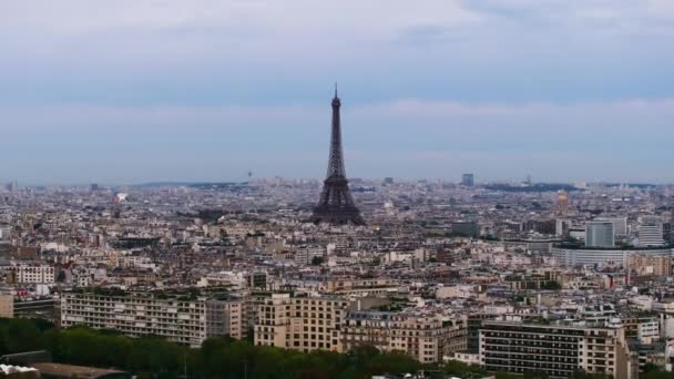 その有名なランドマークを持つ都市の航空映像 エッフェル塔の格子構築は 都市のボロの建物に囲まれています フランス — ストック動画