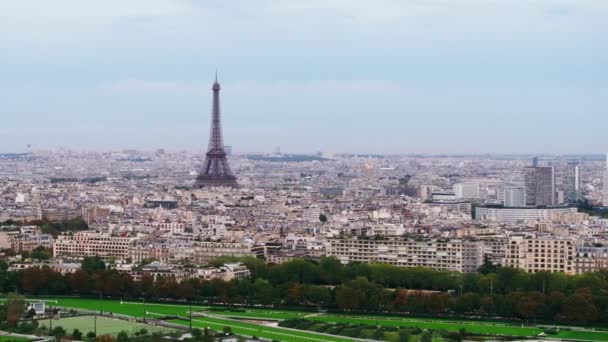 都市と背の高いエッフェル塔の多様な建物 周辺の都市開発の上に人気の観光名所 メトロポリスの曇った日 フランス — ストック動画