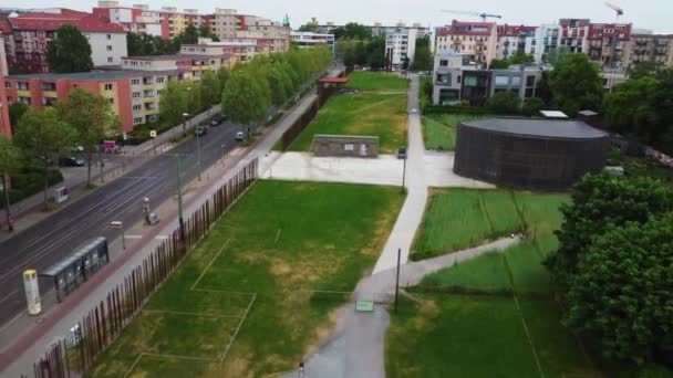 Przód Przelatuje Nad Berlińskim Murem Nowoczesne Miejsce Publiczne Upamiętniające Podział — Wideo stockowe